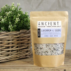 Sel de bain Himalaya relaxant à la lavande dans un décor apaisant pour favoriser le sommeil