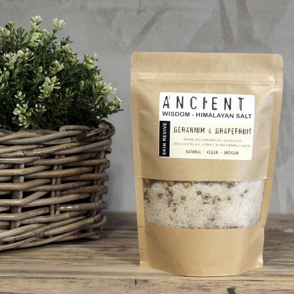 Sel de bain Himalaya pour peau douce et éclatante avec huiles essentielles revitalisantes et fleurs séchées