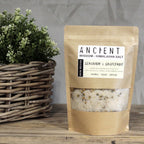 Sel de bain Himalaya pour peau douce et éclatante avec huiles essentielles revitalisantes et fleurs séchées