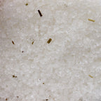Texture de sel rose de l’Himalaya avec herbes naturelles pour purification et clarté mentale