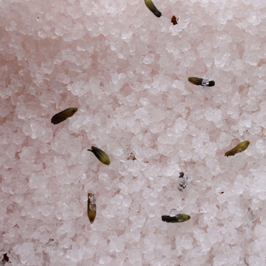 Texture de sel rose de l’Himalaya avec lavande pour bain relaxant et apaisant