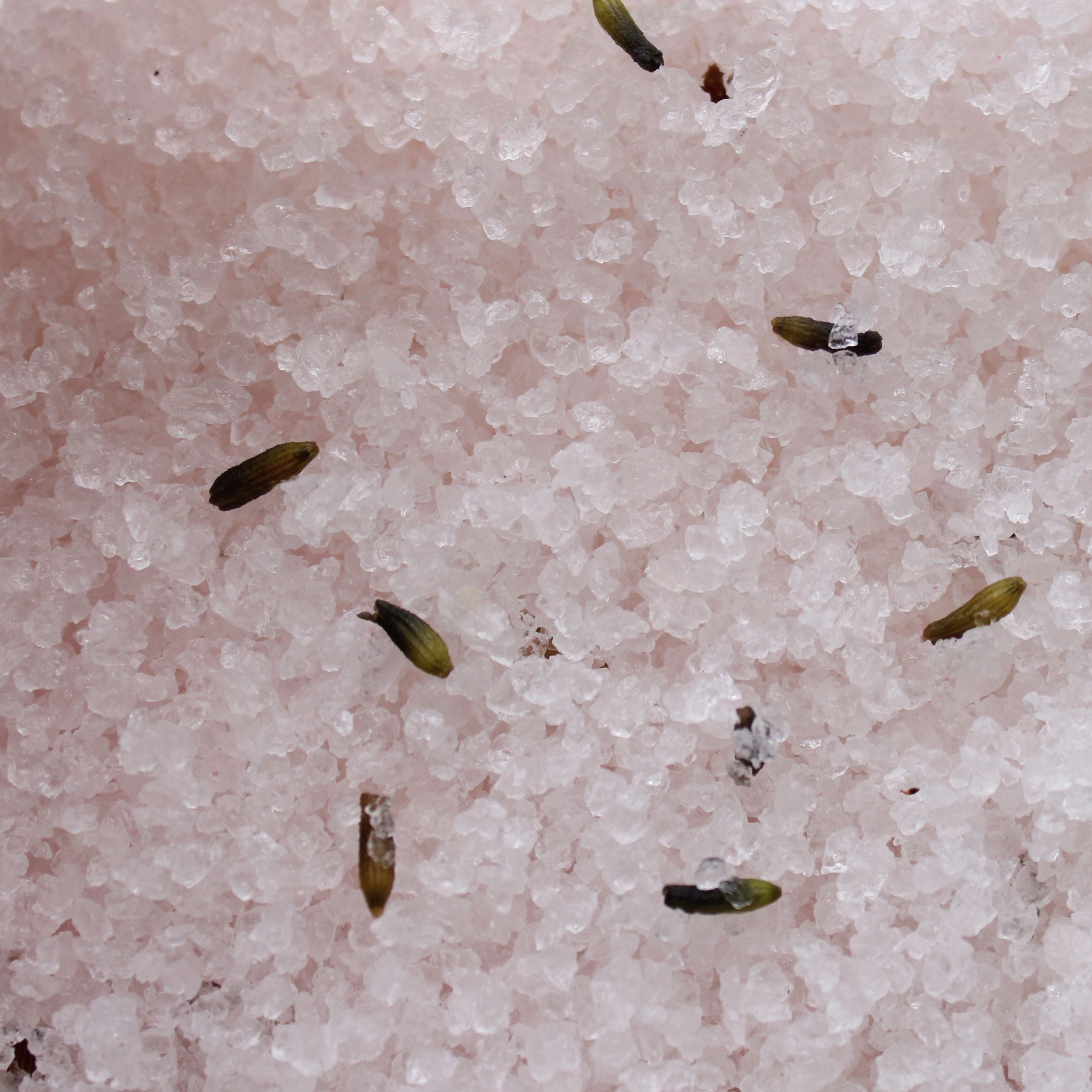 Texture de sel rose de l’Himalaya avec lavande pour bain relaxant et apaisant