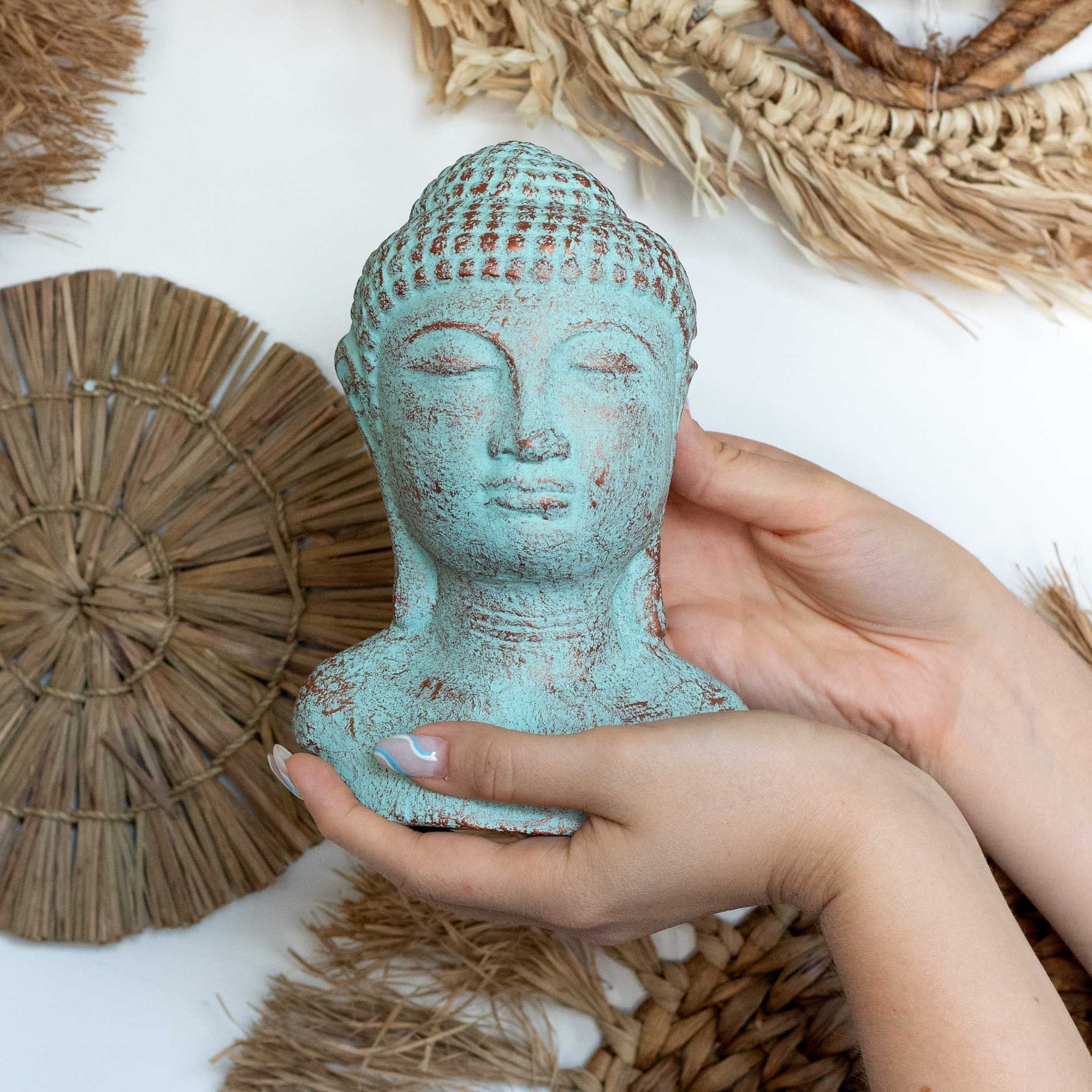 statue bouddha vert cuivré tenue dans la main taille réelle
