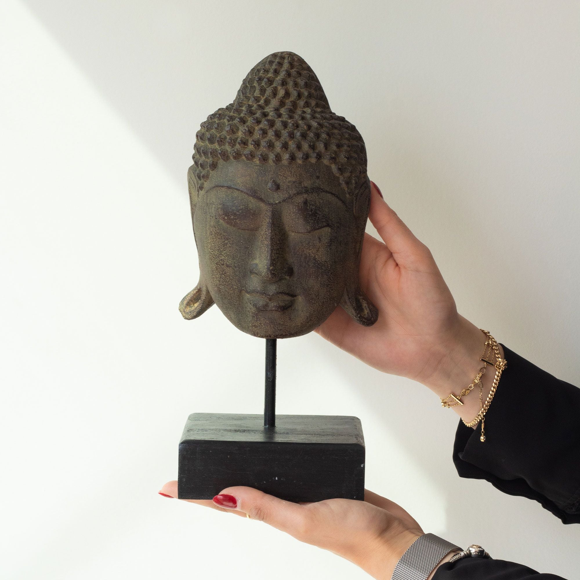 statue bouddha foncee taille reelle tenue en main deco zen