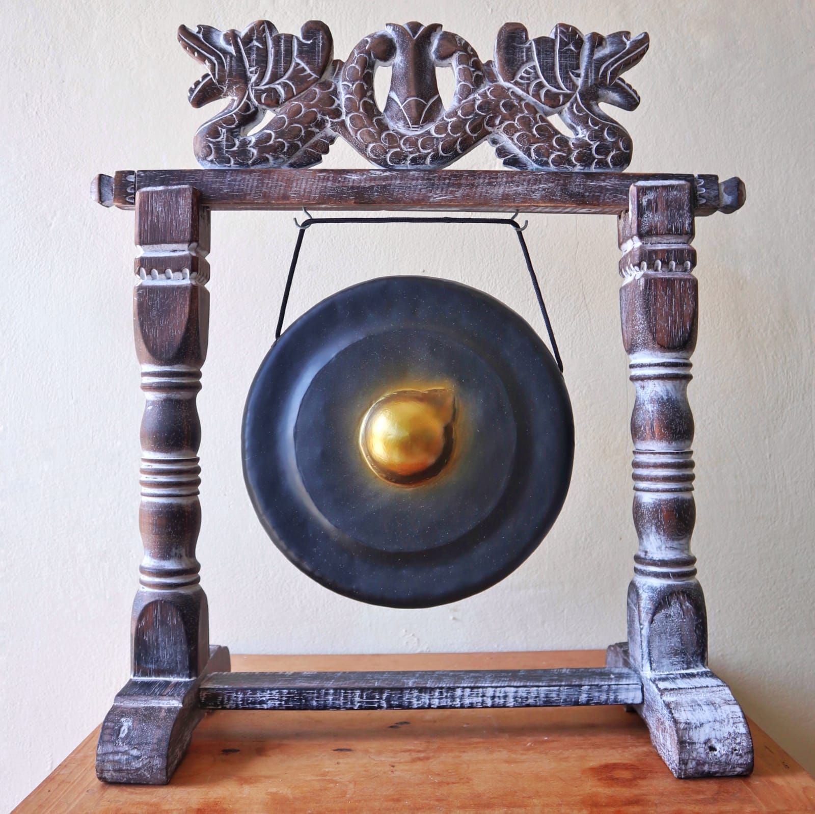 vue frontale d’un gong noir 25 cm avec centre doré, instrument énergétique pour méditation