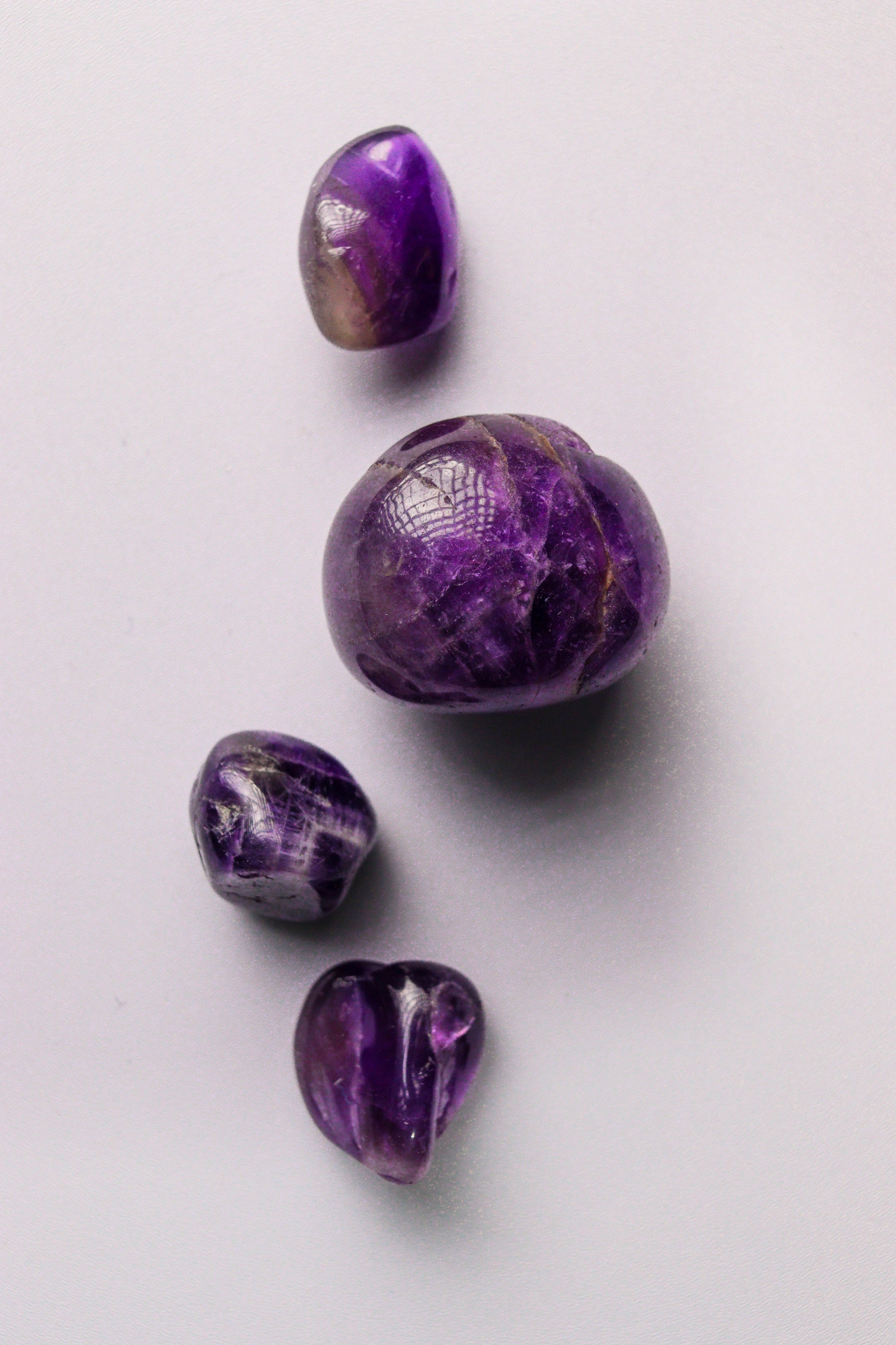 Pierres d'améthyste violettes éclatantes sur fond clair
