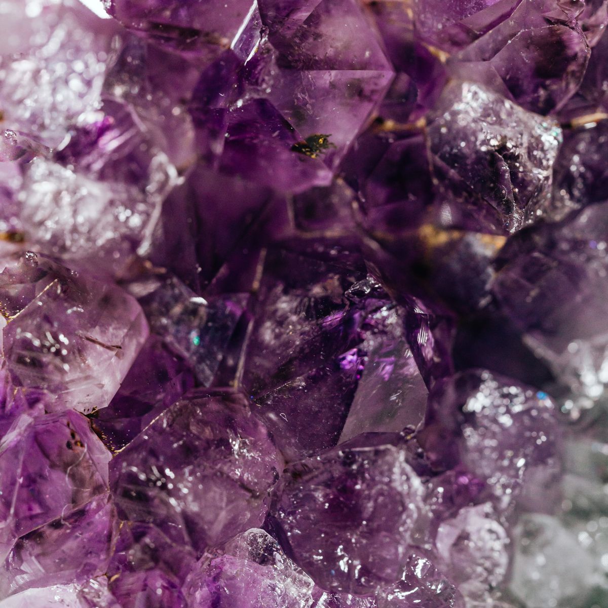 Cristal violet, gemme précieuse d'améthyste