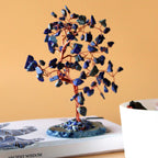 Arbre en sodalite posé sur une surface avec lumière chaude, objet de décoration spirituelle et énergétique