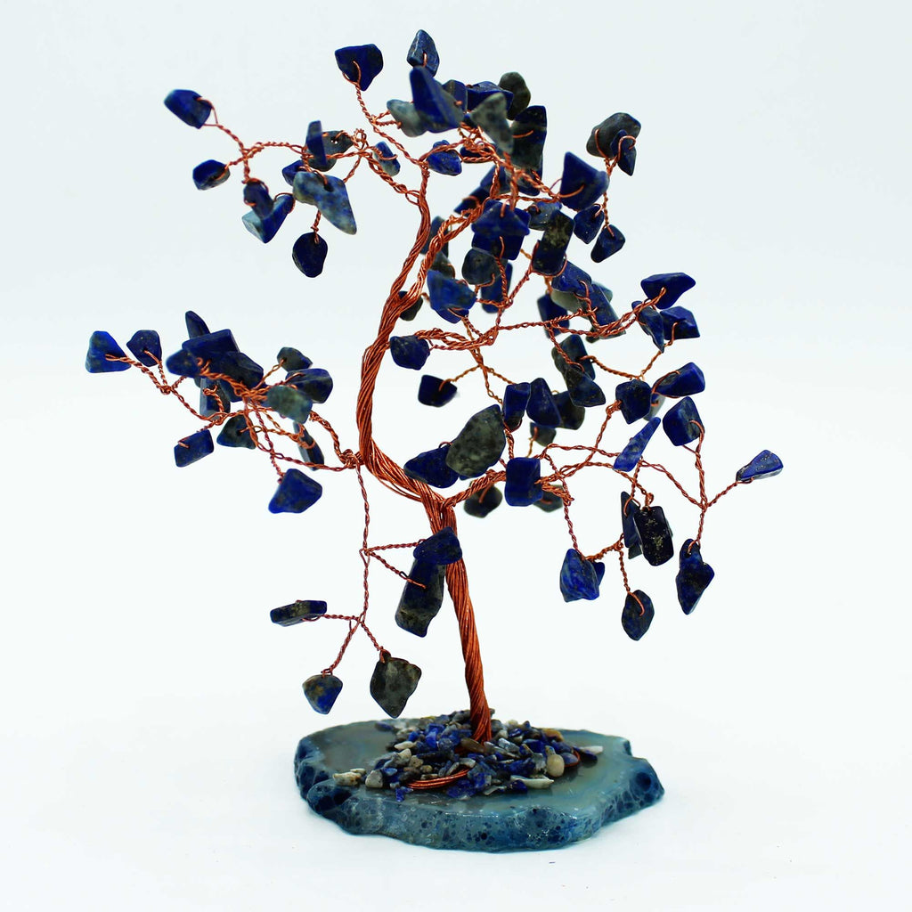 Arbre en sodalite avec pierres bleues profondes sur base en agate bleue, branches métalliques formant un arbre décoratif