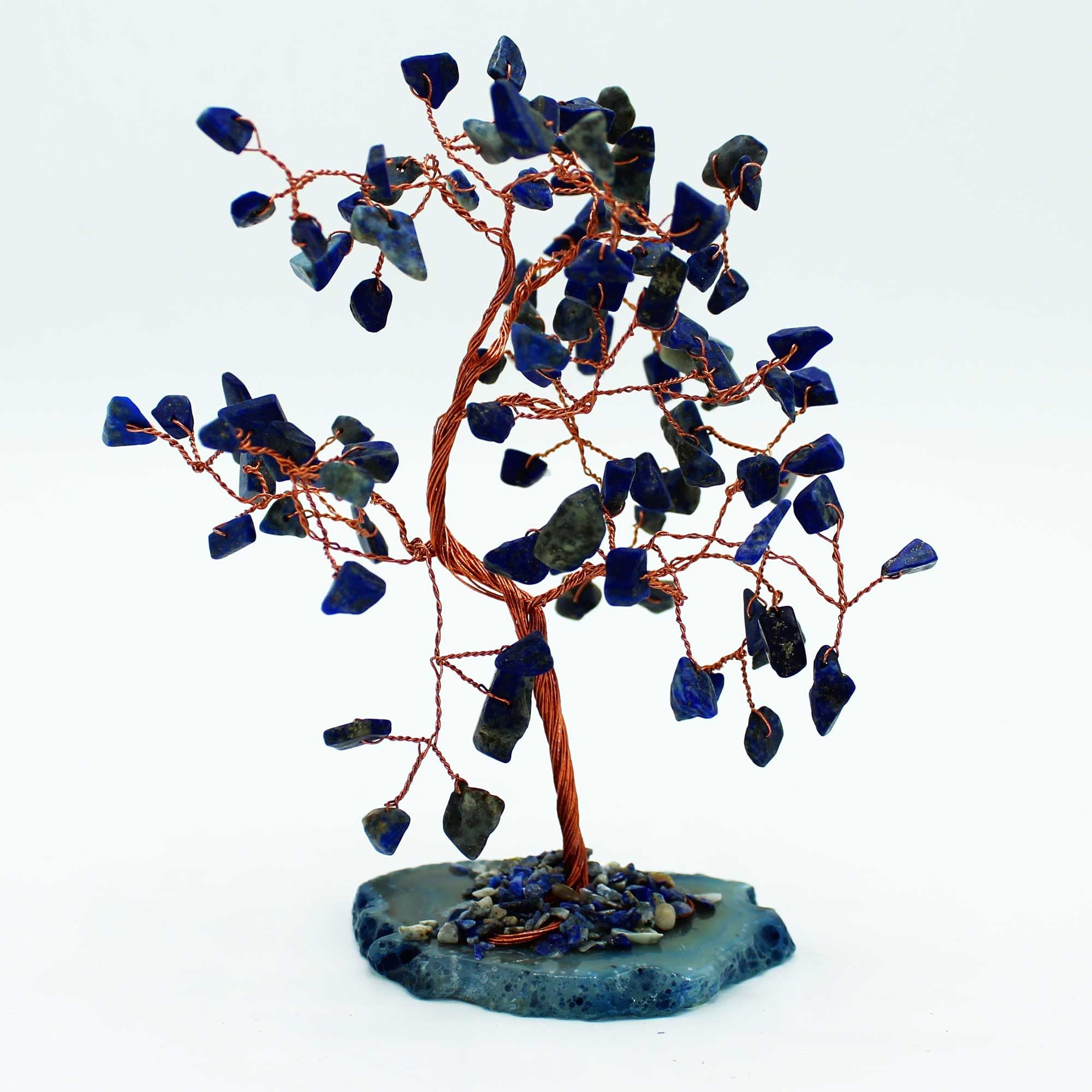 Arbre en sodalite avec pierres bleues profondes sur base en agate bleue, branches métalliques formant un arbre décoratif