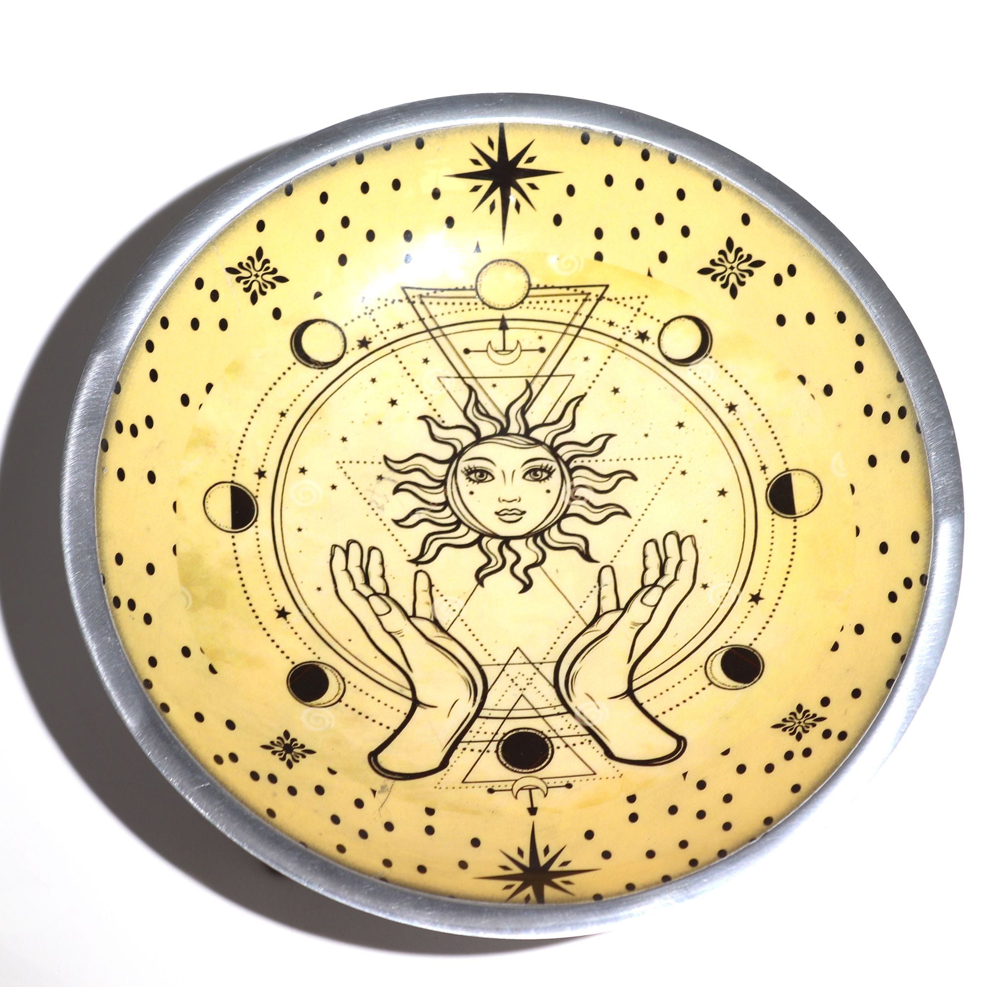 assiette rituelle soleil et mains vue dessus symbole energie spirituelle decoration autel
