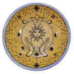 assiette offrande soleil et mains detail motif symbolique energie et intention objet spirituel