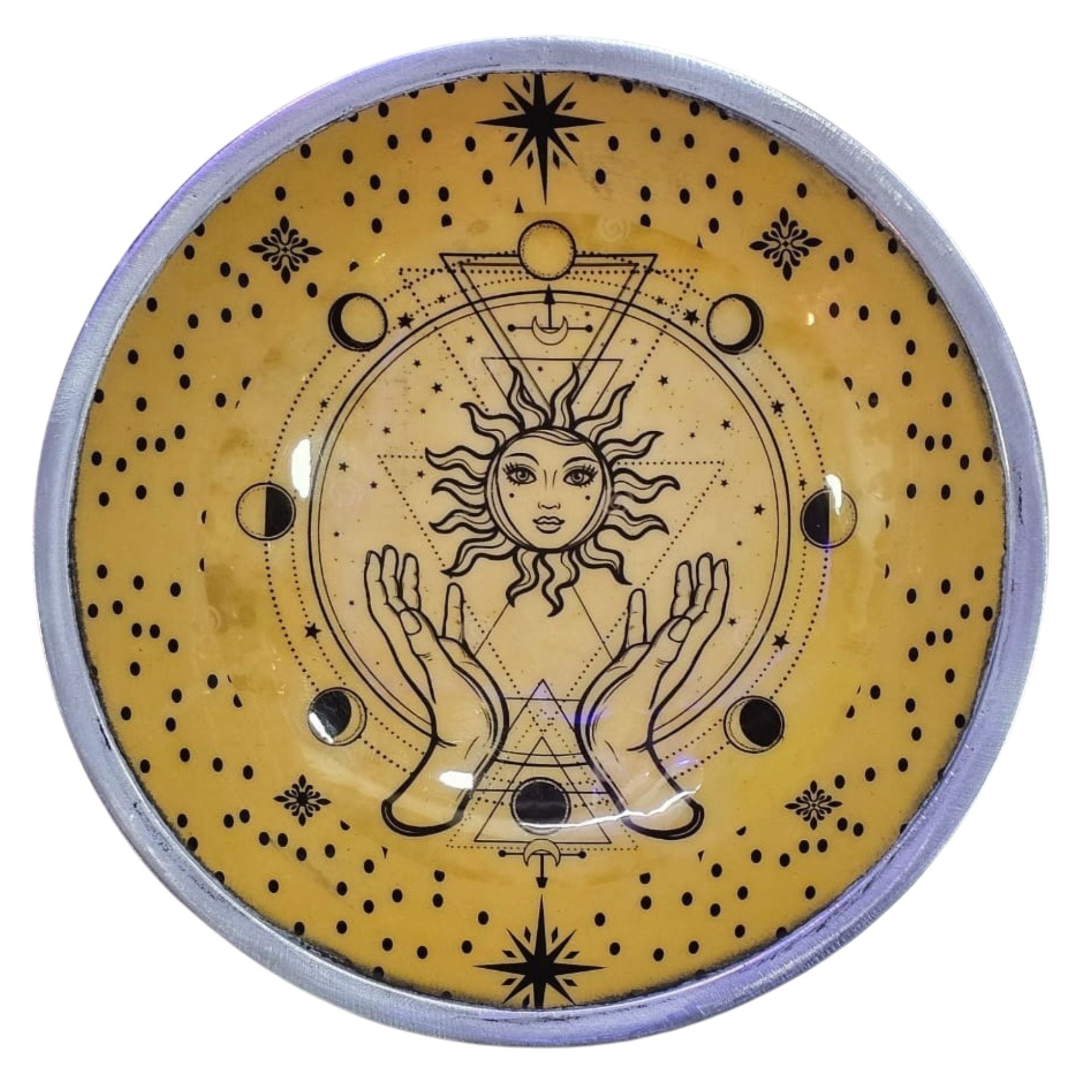 assiette offrande soleil et mains detail motif symbolique energie et intention objet spirituel