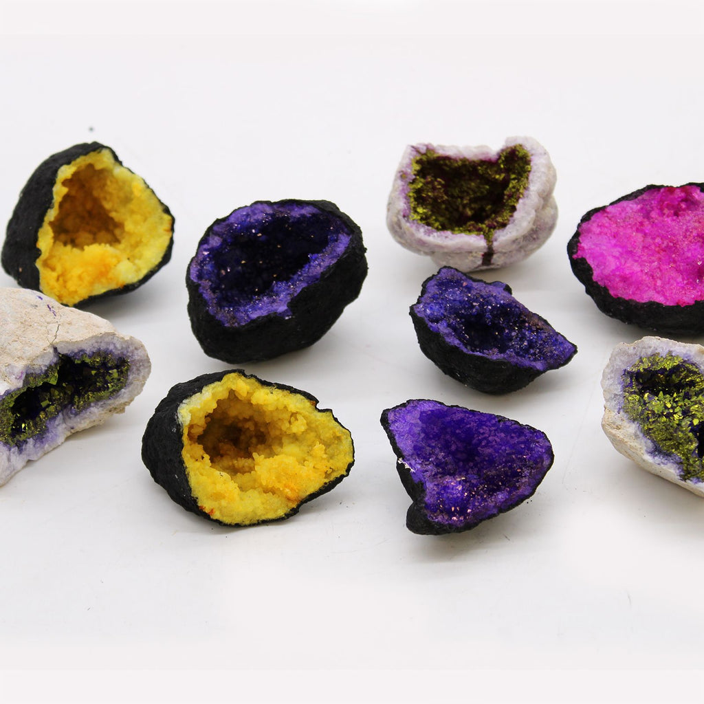 Géode Calcite Colorée Roche Noire | Violet Intense & Décoration Zen