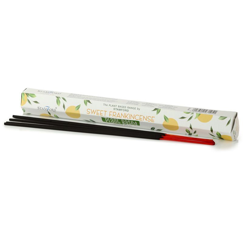 Boite de batonnets d encens naturels Stamford oliban avec support a encens et batonnets rouges dans une ambiance minimaliste et naturelle
