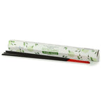Boite de batonnets d encens naturels Stamford rafraichissant avec support a encens et batonnets rouges dans une ambiance minimaliste et naturelle