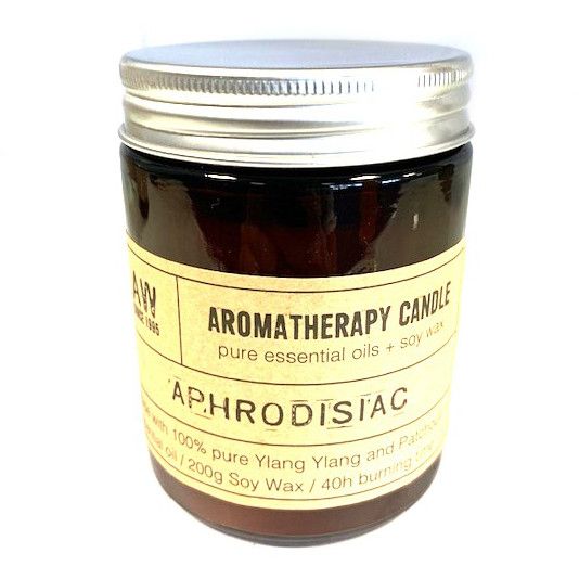 Bougie aromathérapie Clear Thinking 200g à l’huile essentielle d'ylang ylang et de patchouli dans un pot en verre ambré, vue produit sur fond blanc
