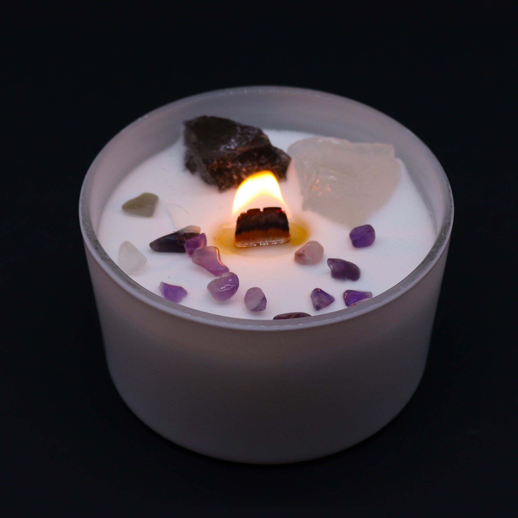 bougie chakra couronne allumee ambiance zen
