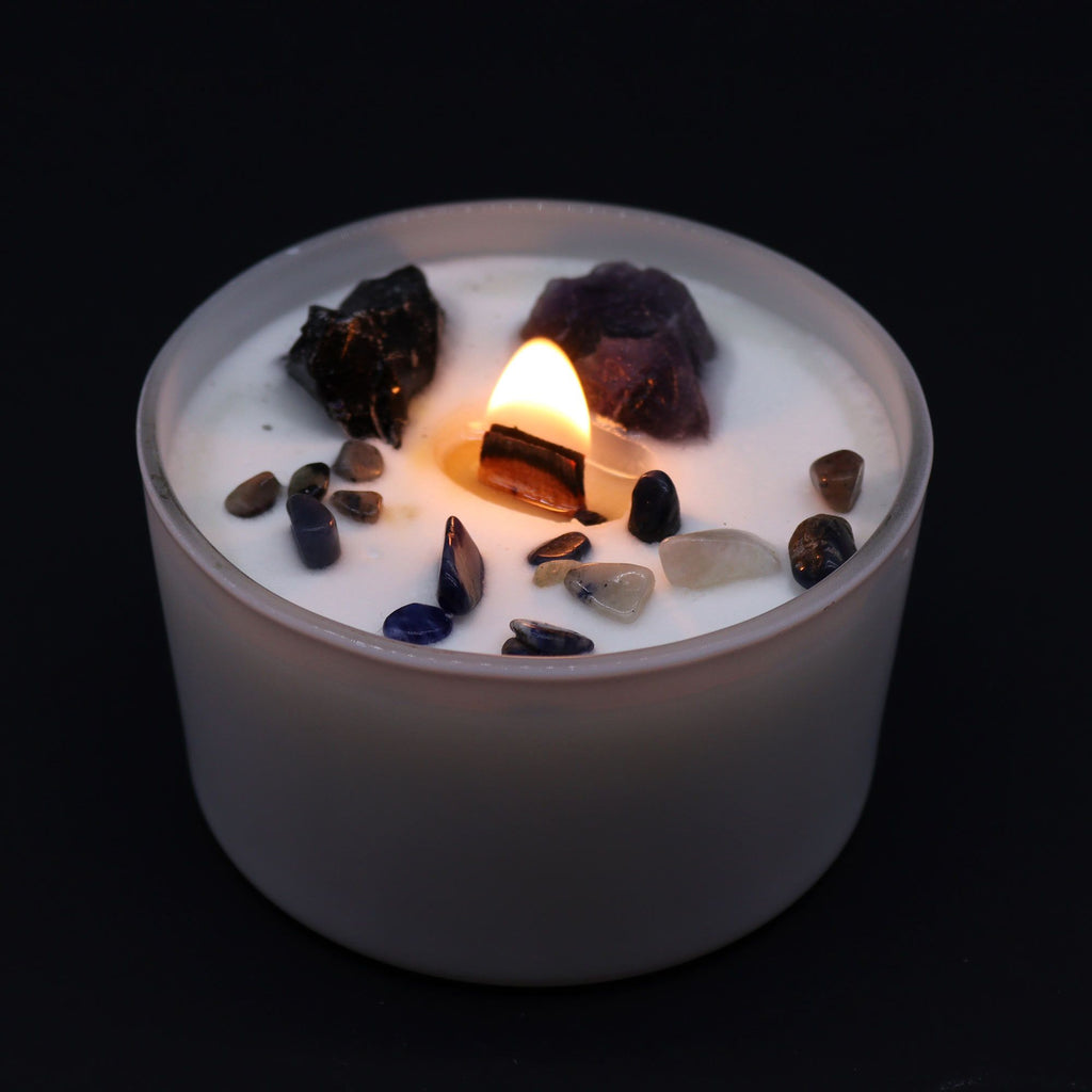 bougie chakra plexus solaire allumee ambiance chaleureuse