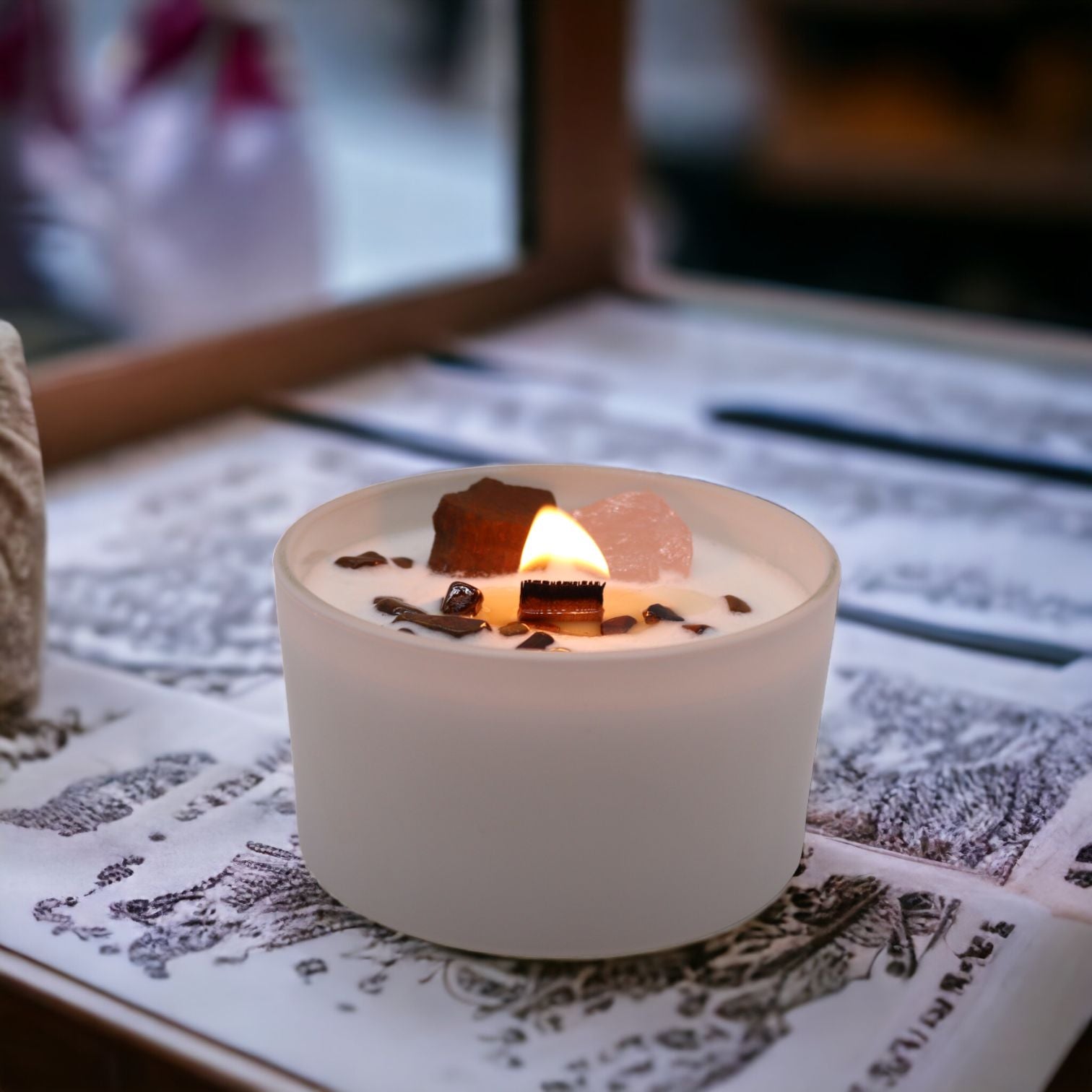 bougie chakra aux cristaux naturels allumee lors dun rituel de meditation et relaxation