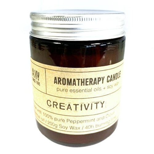 Bougie aromathérapie Creativité 200g à l’huile essentielle de menthe poivrée et clou de girofle dans un pot en verre ambré, vue produit sur fond blanc