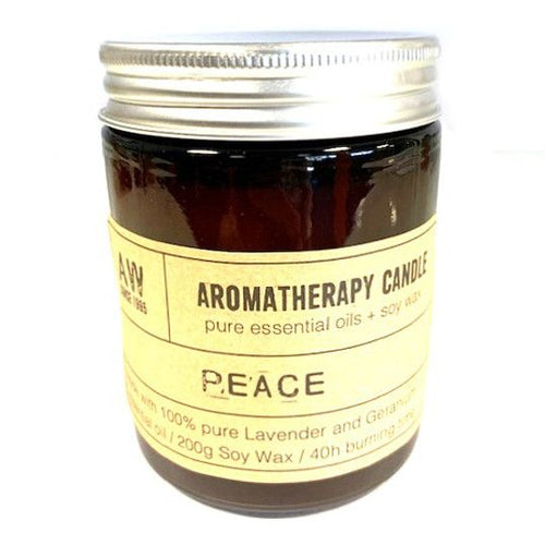 Bougie aromathérapie peace 200g à l’huile essentielle de lavande et géranium dans un pot en verre ambré, vue produit sur fond blanc