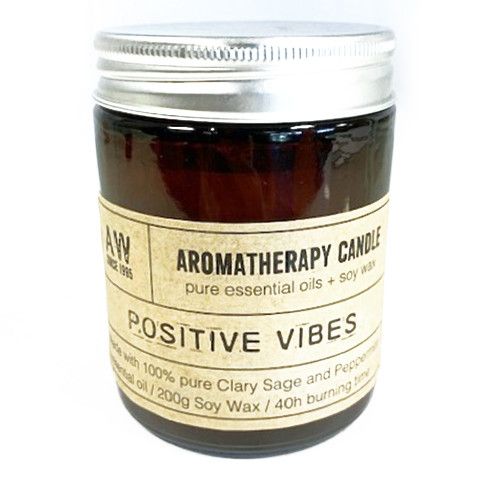 Bougie aromathérapie Positive vibes 200g à l’huile essentielle de sauge et menthe dans un pot en verre ambré, vue produit sur fond blanc