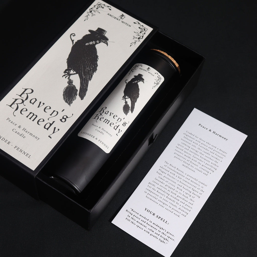 Bougie rituelle Raven's Remedy avec coffret premium et carte de rituel vue en angle