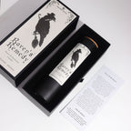 Bougie rituelle Raven's Remedy dans son coffret ouvert avec carte de rituel incluse
