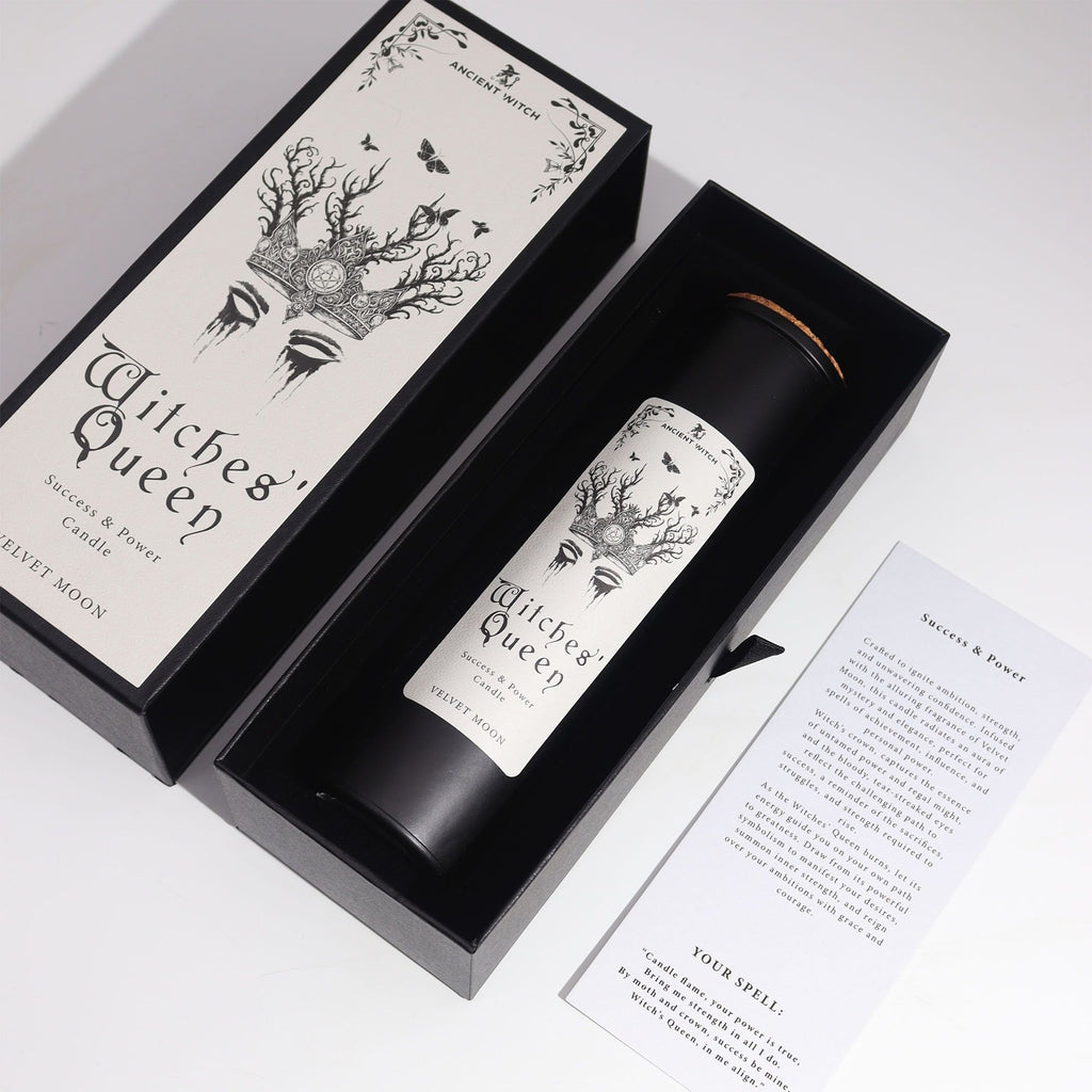 Bougie rituelle Witches Queen dans son coffret ouvert avec carte de rituel incluse