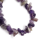 Détail bracelet améthyste en pierres naturelles violettes, texture des pierres semi-précieuses