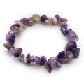 Bracelet en pierres naturelles d’améthyste violettes sur fond blanc, bijou bien-être élastique