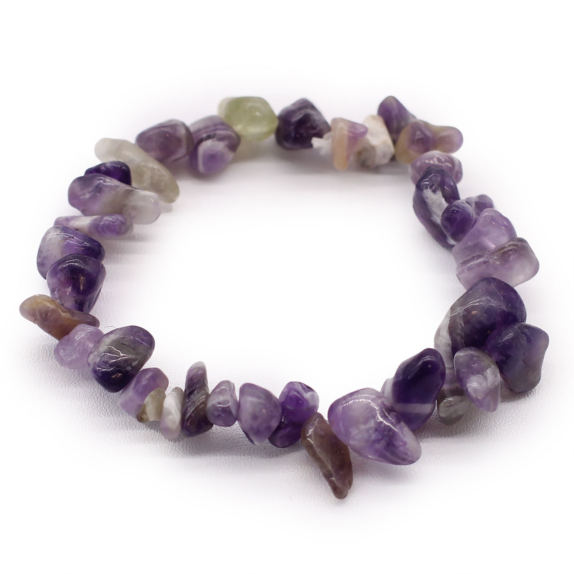 Bracelet en pierres naturelles d’améthyste violettes sur fond blanc, bijou bien-être élastique