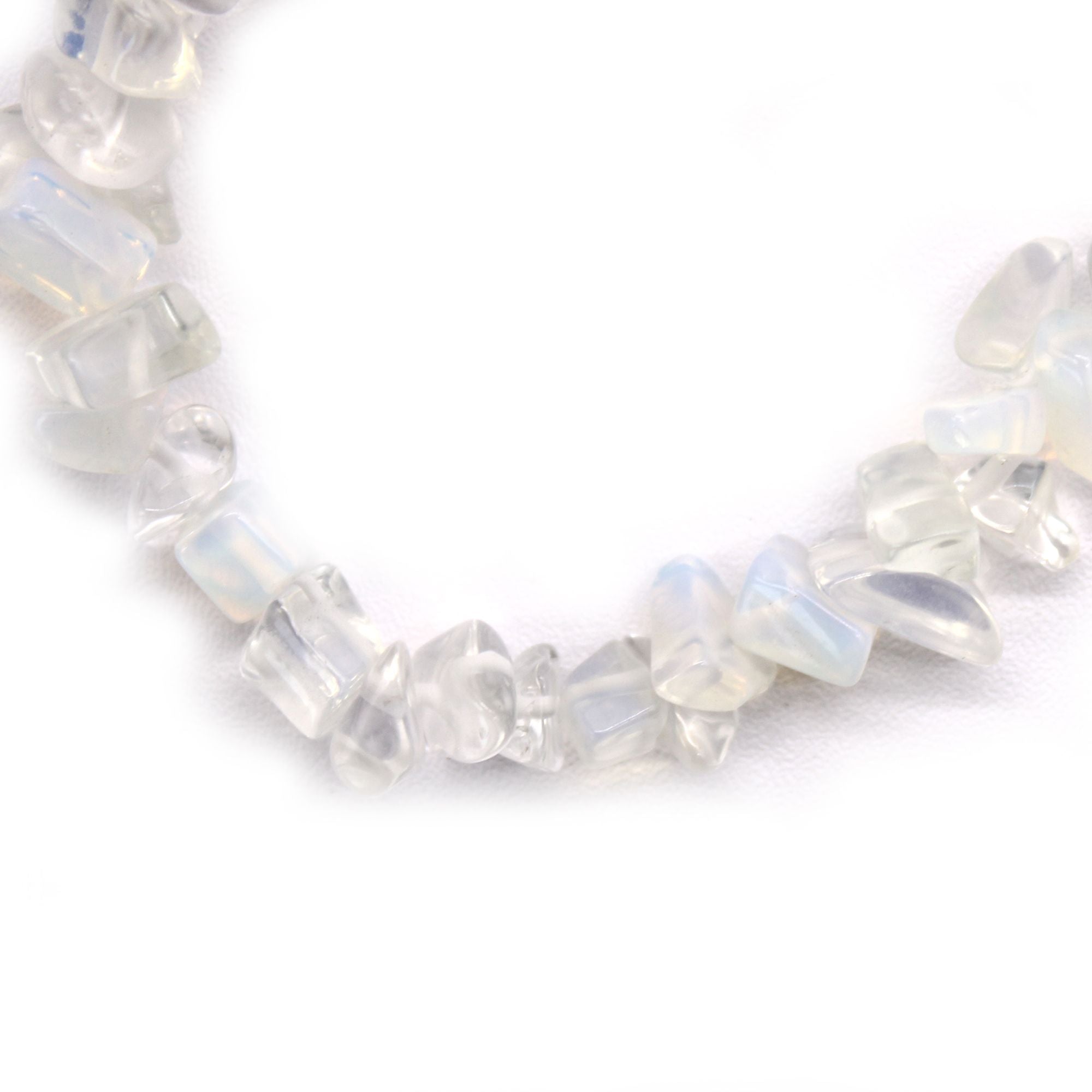Détail bracelet opalite en pierres naturelles, texture et couleurs des pierres