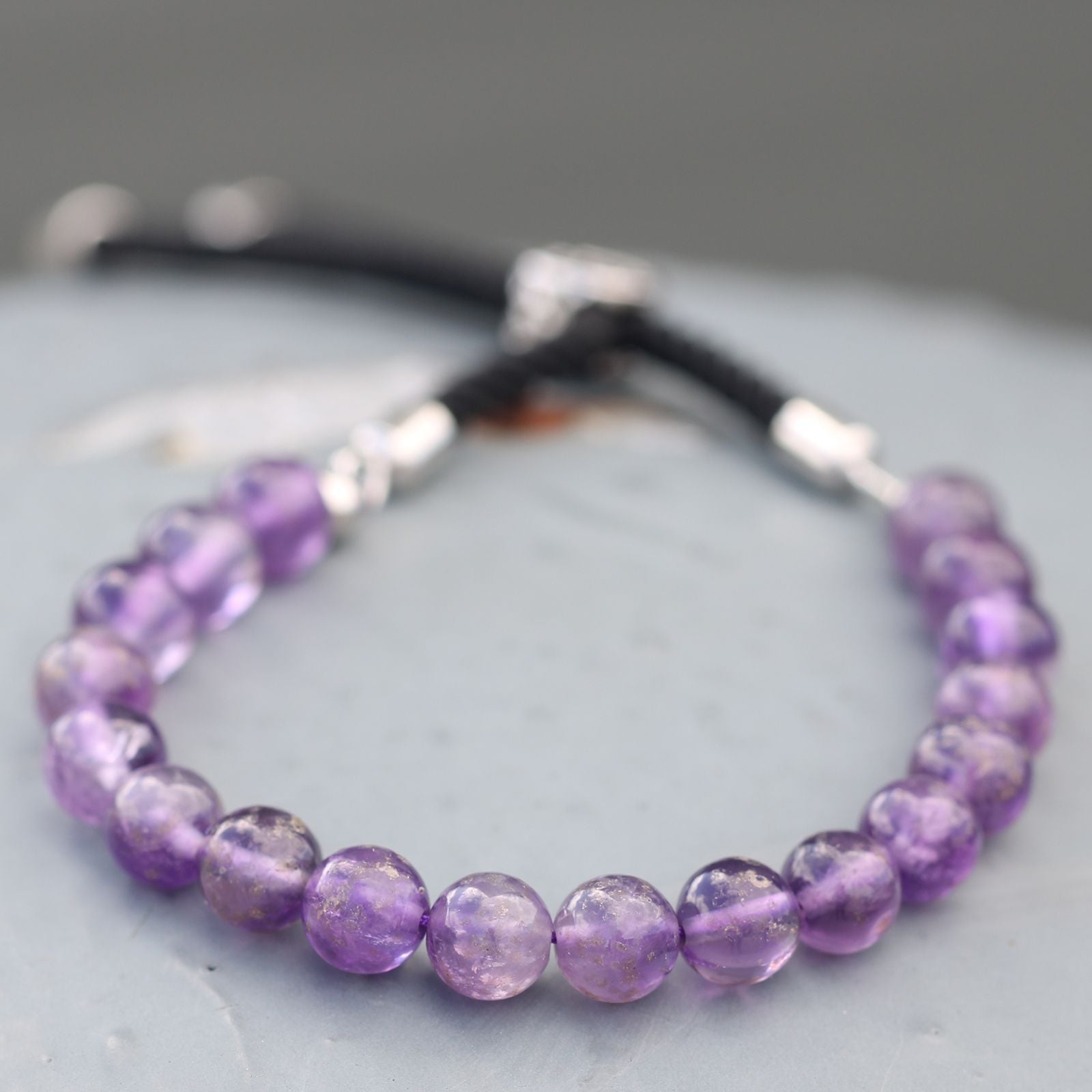 Bracelet en pierre naturelle améthyste ajustable avec cordon noir et perles violettes