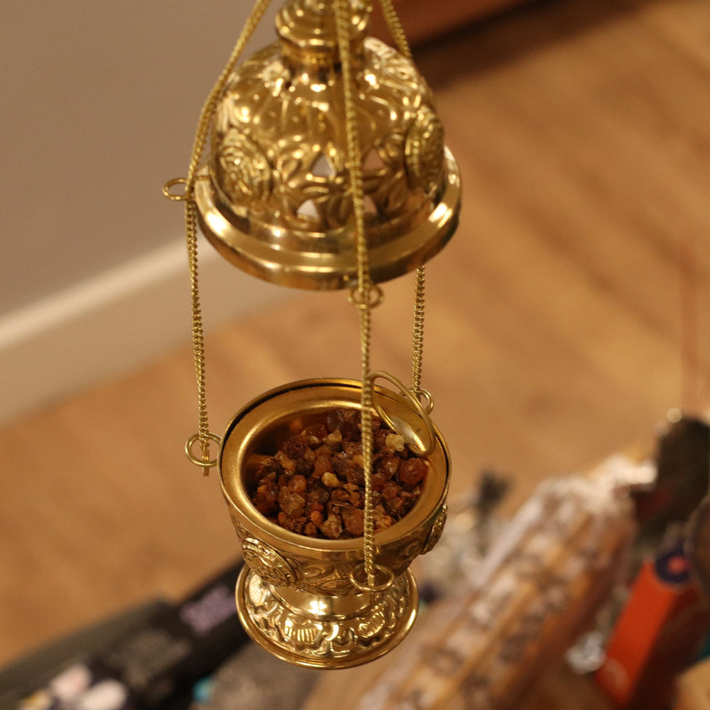 Détail du brûleur d’encens en laiton avec résine en combustion, diffusion de fumée douce