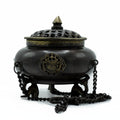 Brûleur d’encens tibétain en laiton avec motifs symboliques, pot suspendu avec chaîne, design artisanal traditionnel
