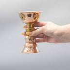 Calice rituel en cuivre tenu en main, symbole arbre de vie, utilisé lors de cérémonies et rituels spirituels