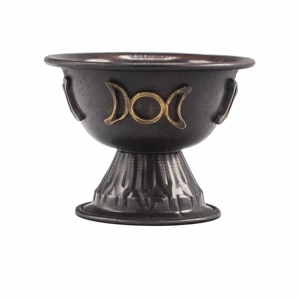 Calice rituel en cuivre avec symbole triple lune, dédié à l’intuition et à l’énergie féminine sacrée