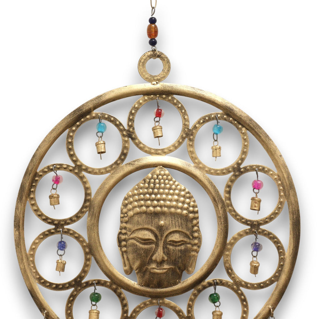 Détail du visage Bouddha sur carillon mural artisanal avec motifs décoratifs