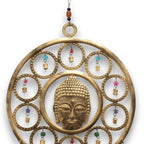 Détail du visage Bouddha sur carillon mural artisanal avec motifs décoratifs