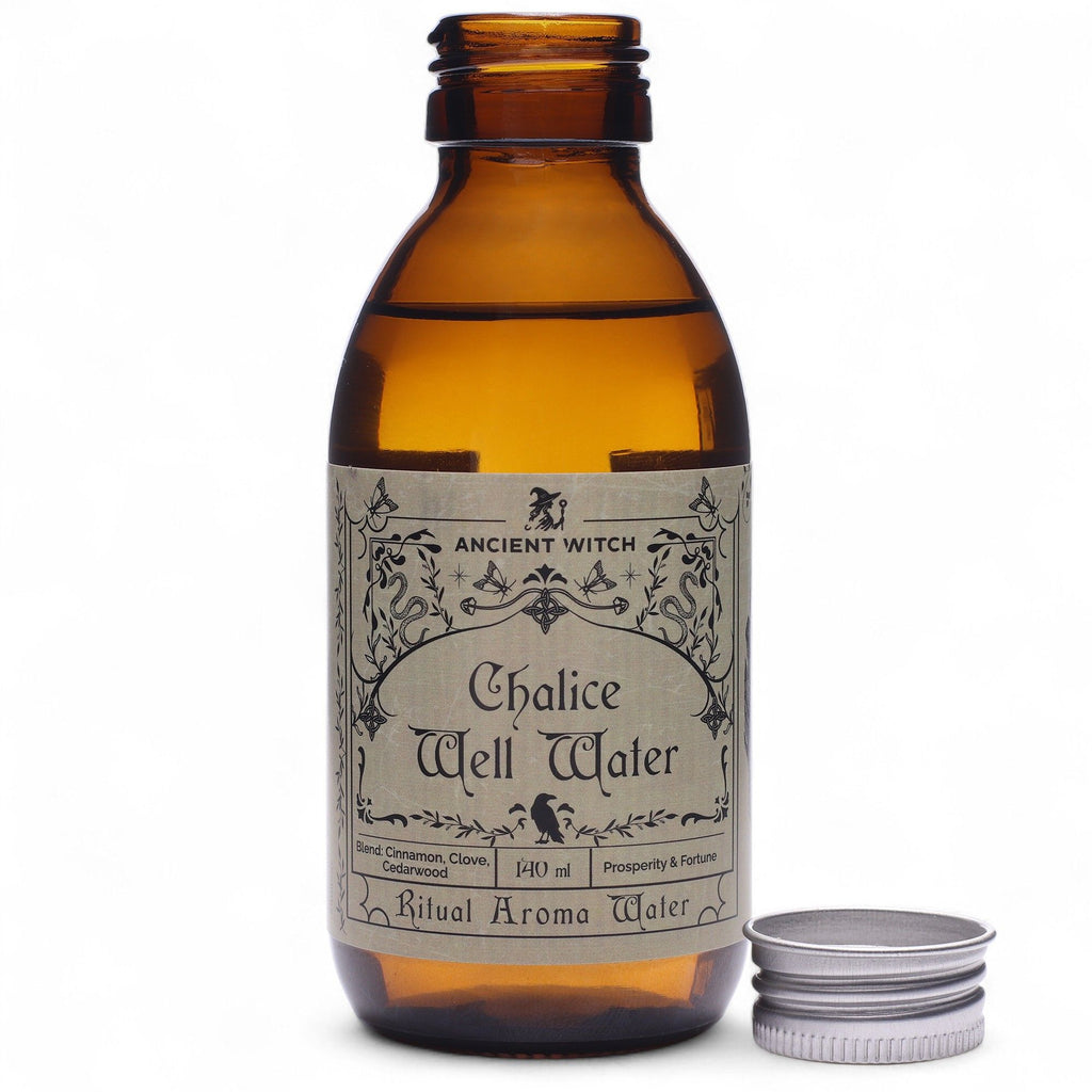 Eau rituelle Chalice Well Water en flacon ambré avec bouchon posé à côté, utilisée pour les rituels énergétiques et la revitalisation