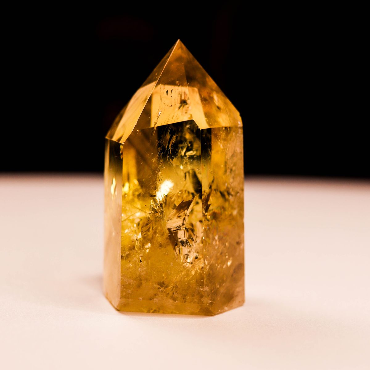 Cristal de citrine poli sur fond clair