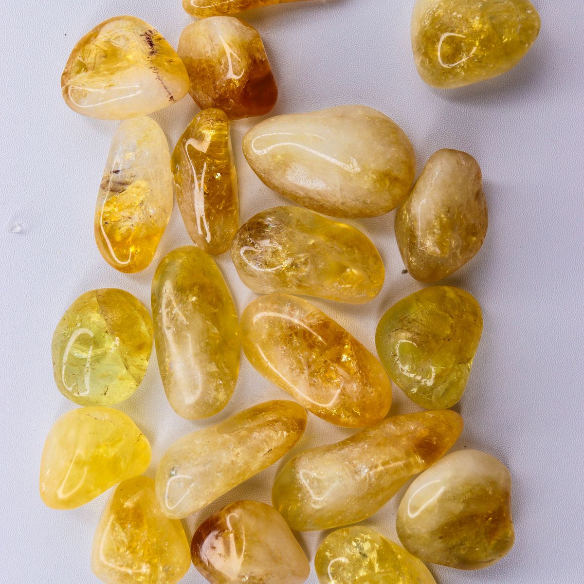 Collection de citrines jaunes polies sur fond clair