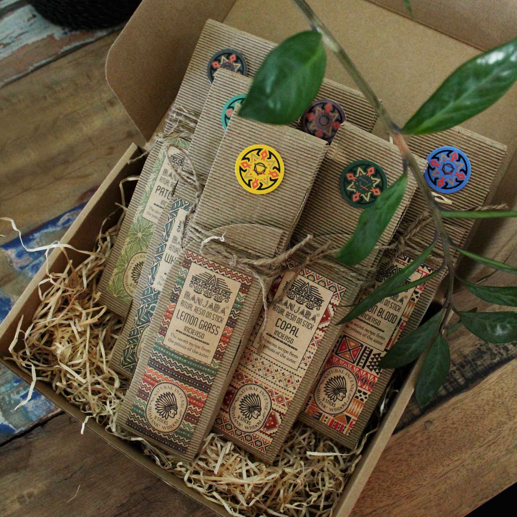 Coffret encens résine Banjara avec différentes senteurs artisanales entourées de feuillage pour une ambiance naturelle et apaisante