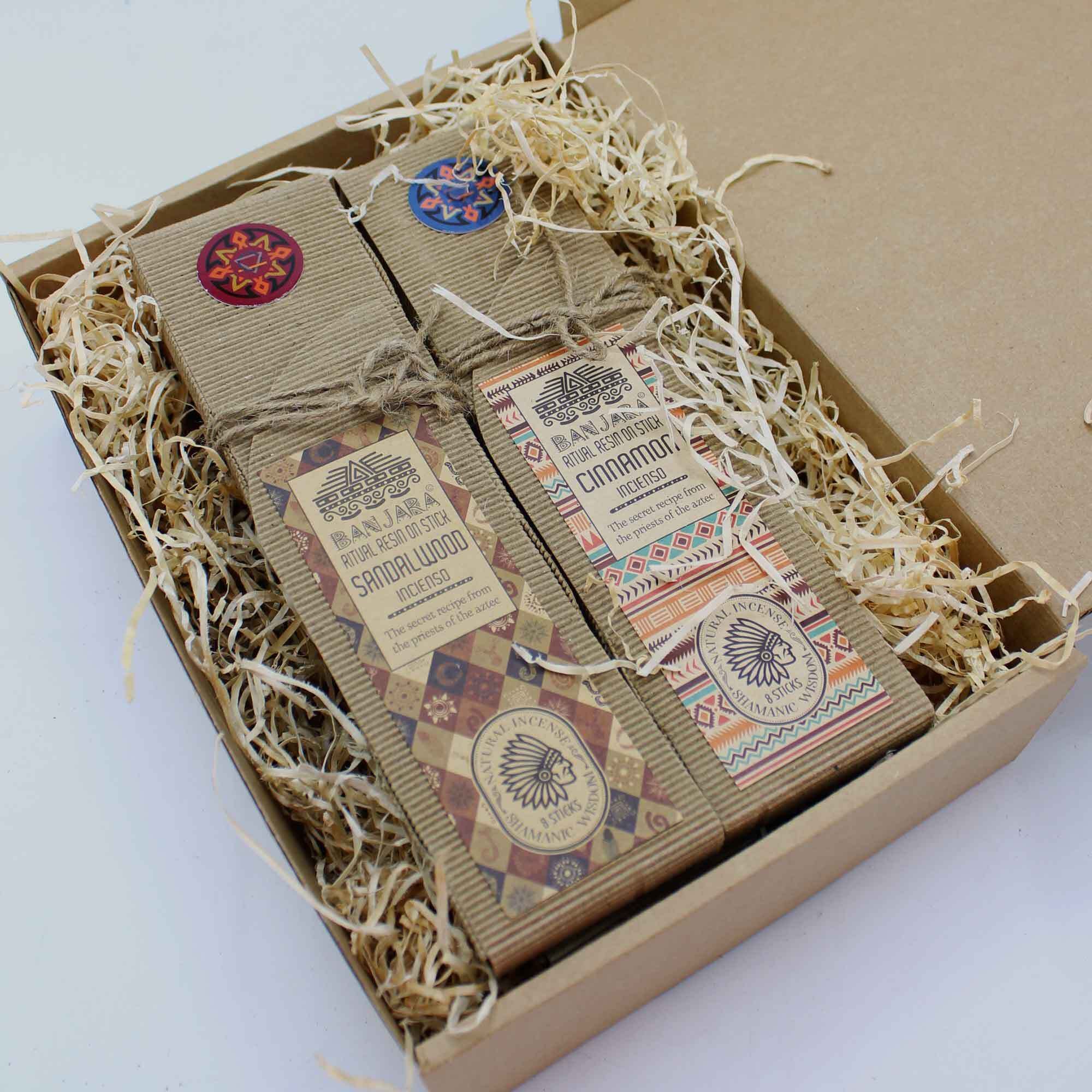 Coffret encens résine Banjara avec deux senteurs artisanales visibles dans un emballage écologique rempli de fibres naturelles