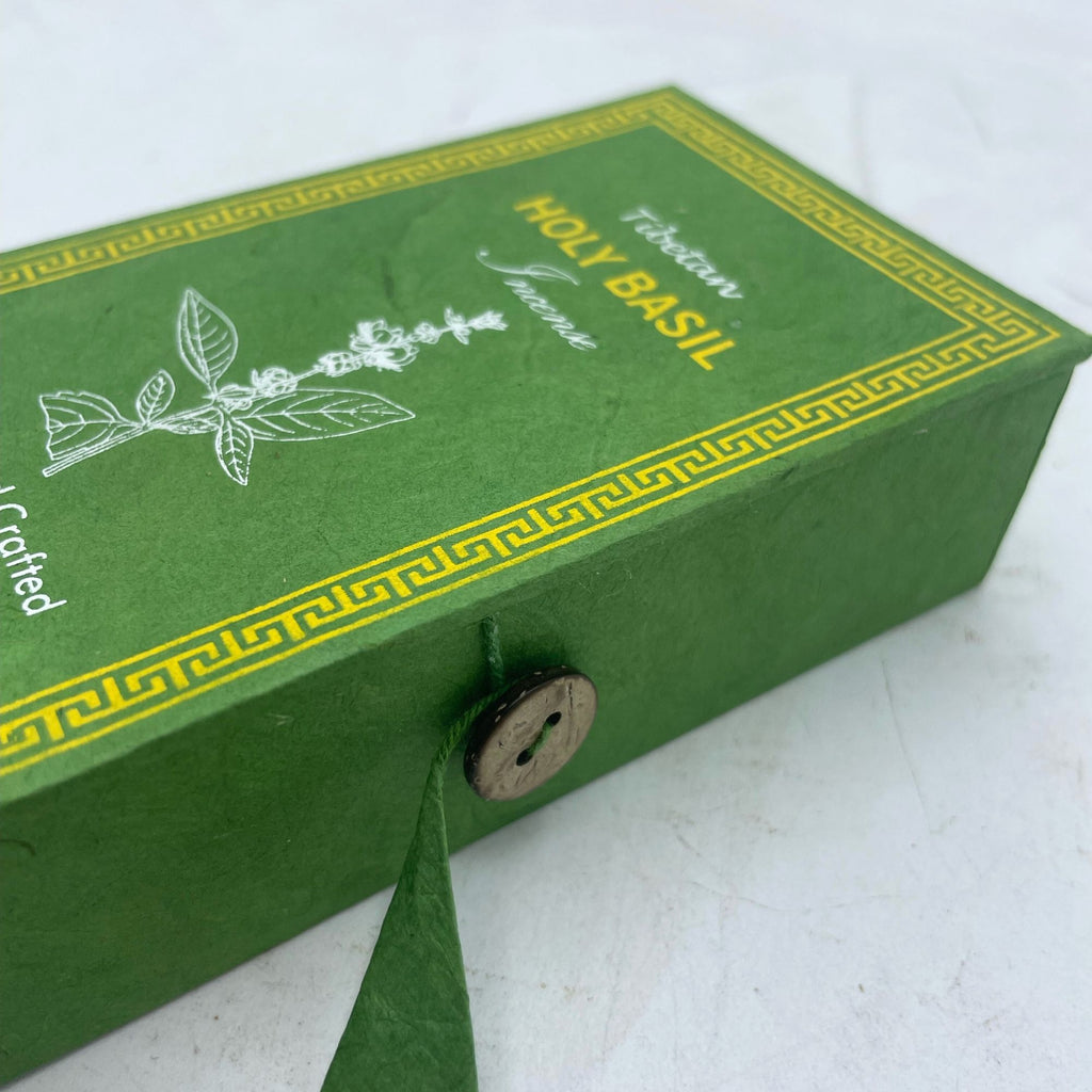 Détail du coffret vert d’encens tibétain basilic sacré avec motif décoratif et fermeture