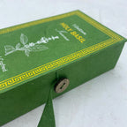 Détail du coffret vert d’encens tibétain basilic sacré avec motif décoratif et fermeture
