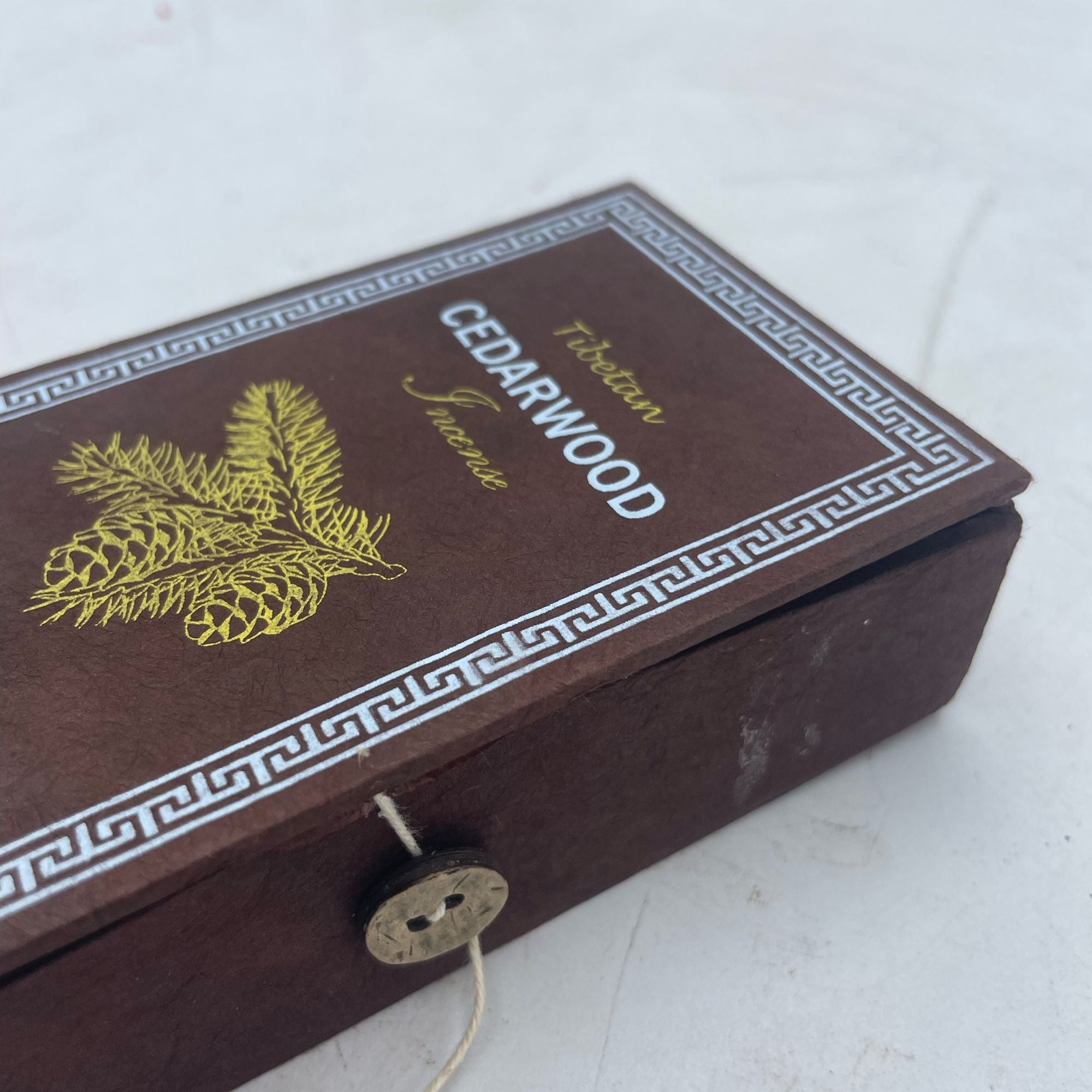 Détail du coffret vert d’encens tibétain bois de cedre avec motif décoratif et fermeture