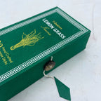 Détail du coffret vert d’encens tibétain citronnelle avec motif décoratif et fermeture